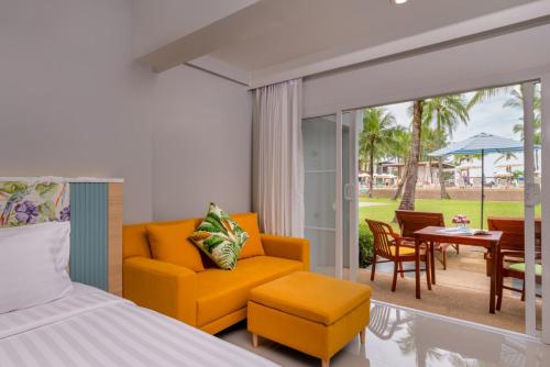 Posezení v ubytování The Briza Beach Resort, Khao Lak SHA Extra Plus