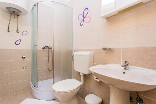 La salle de bains est pourvue de toilettes, d'un lavabo et d'une douche. dans l'établissement Lavanda 3, à Njivice