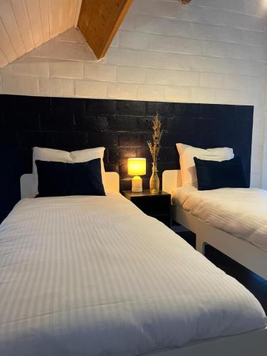 two beds sitting next to each other in a bedroom at Le Chalet des Sœurs in Namur