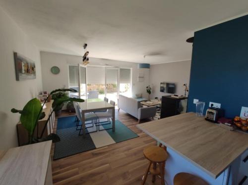 un salon avec une table et une salle à manger dans l'établissement Wooden house, à Douarnenez