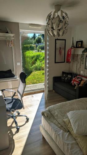 une chambre avec un lit, un bureau et une chaise dans l'établissement Wooden house, à Douarnenez