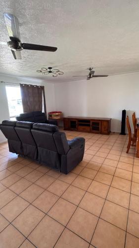 Χώρος καθιστικού στο 4BHK House in a perfect location