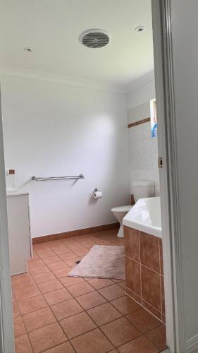 Ένα μπάνιο στο 4BHK House in a perfect location