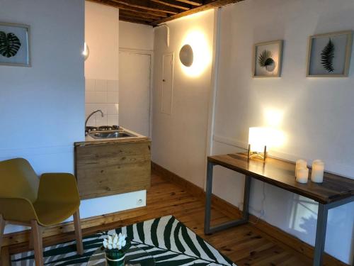 - une cuisine avec une table et un évier dans la chambre dans l'établissement Coup de cœur à Montorgueil, à Paris