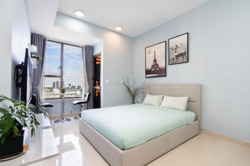 Postel nebo postele na pokoji v ubytování MKA Summerset Rivergate Saigon Central