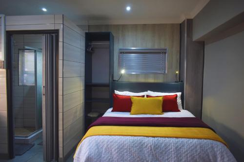 Above The Harbour solar-powered accommodationにあるベッド