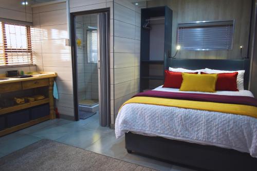 Above The Harbour solar-powered accommodationにあるベッド