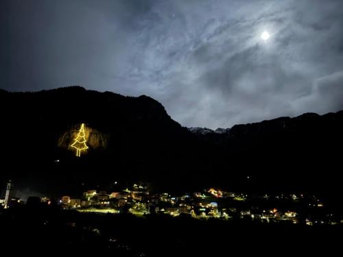 アパートメントから撮影された、または一般的な山の景色