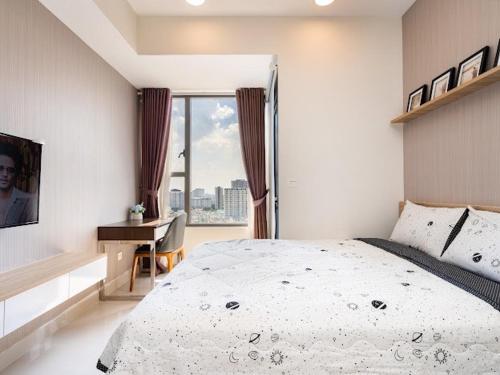Postel nebo postele na pokoji v ubytování MKA Summerset Rivergate Saigon Central