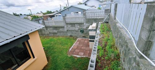an aerial view of a backyard with a fence at Villa la fournaise in Le Tampon