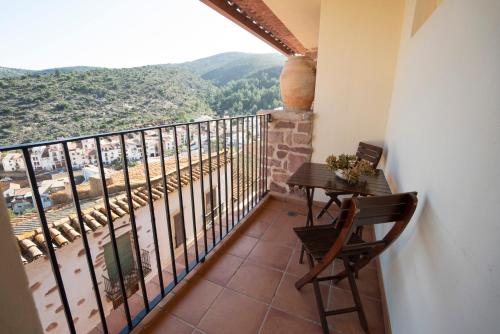 a balcony with a table and a view at Hotel Rural L'Antic Portal in Vilafames