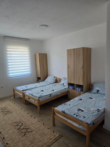 PostenjeにあるApartman Ðorović 1の部屋にベッドが2つある部屋