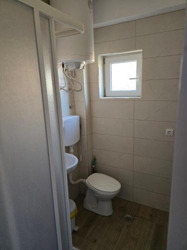 PostenjeにあるApartman Ðorović 1のトイレと窓のある小さなバスルーム