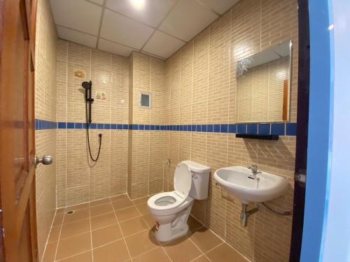 a bathroom with a toilet and a sink at Baiyok House in Ban Ai Dao
