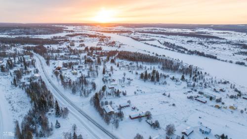 an aerial view of a ski resort in the snow at Perinteikäs 3 makuuhuoneen koti in Kainuu