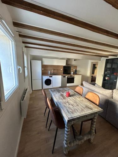 une cuisine et un salon avec une table et des chaises dans l'établissement T2 cosy - jardin des plantes, à Montauban