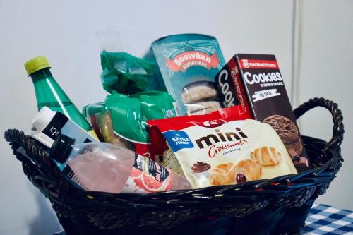 een mand gevuld met eten en drinken op een tafel bij Spitaki Cozy Living Messolonghi in Mesolongion
