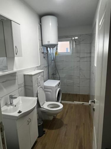 Amore في أولتسينج: حمام أبيض مع مرحاض ومغسلة