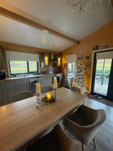 Kuchyň nebo kuchyňský kout v ubytování The Lodge Mountain View Log Cabin , Attymass Ballina