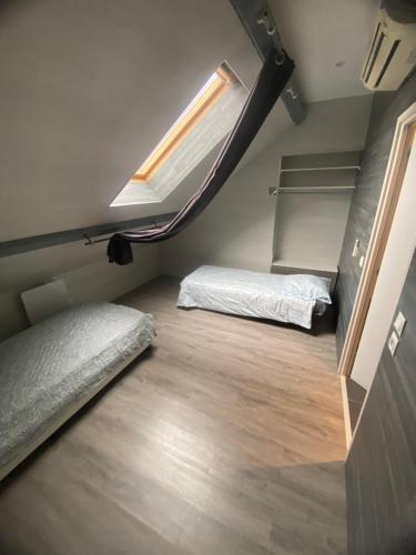FénayにあるDuplexe Fenay 15 min de dijonの二段ベッドが2つと窓のある部屋