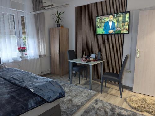 Televisyen dan/atau pusat hiburan di Studio apartman DINO z balkonom