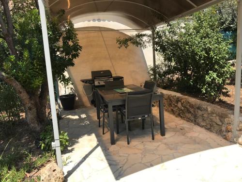 une table et des chaises assises sous un parasol dans l'établissement Chez louloute, à Fréjus