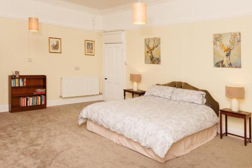 Katil atau katil-katil dalam bilik di Garmoyle House & Garmoyle Mid Cottage