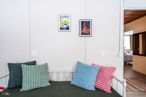 a group of pillows on a couch in a living room at Perinteikäs 3 makuuhuoneen koti in Kainuu