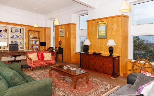Ruang duduk di Garmoyle House & Garmoyle Mid Cottage