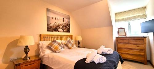 ein Schlafzimmer mit zwei Betten mit Handtüchern darauf in der Unterkunft 15 Penhale, Perranporth in Perranporth