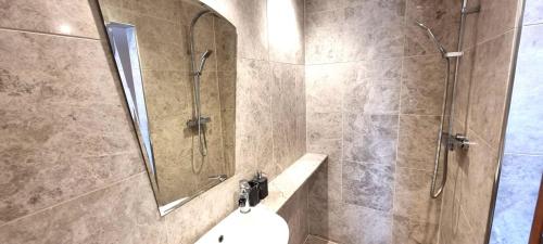 ein Badezimmer mit Dusche, Toilette und Waschbecken in der Unterkunft 15 Penhale, Perranporth in Perranporth