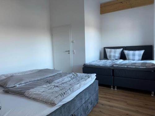 two twin beds in a room with at Pension Romantica in Rust