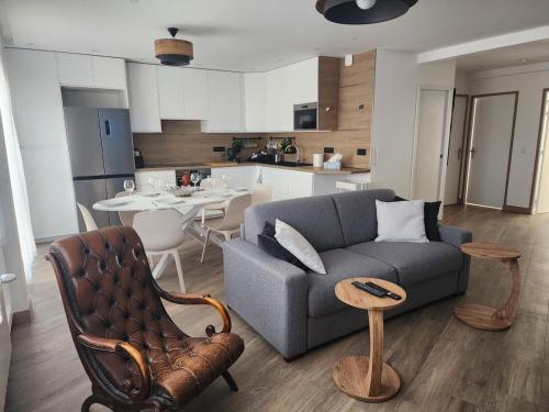 FAMILY APARTMENT's LUXURY 8 guests