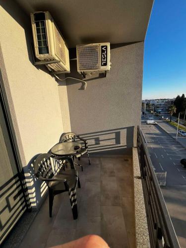 een balkon met een tafel en een stoel op een gebouw bij Amore in Ulcinj