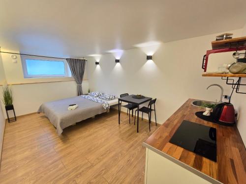 Ένα ή περισσότερα κρεβάτια σε δωμάτιο στο T7 Studio apartment