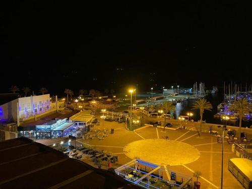 une ville la nuit avec un parking éclairé dans l'établissement Appartement à Saint-Cyprien Plage, à Saint Cyprien Plage