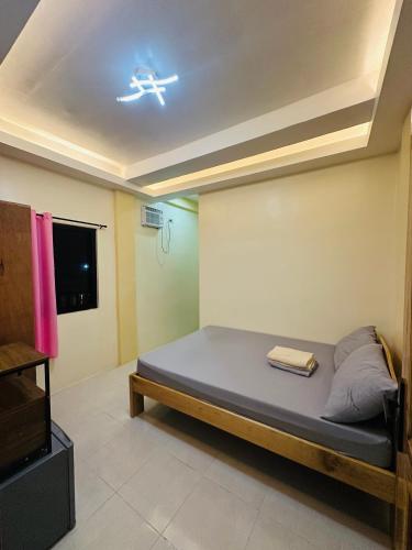 a bedroom with a bed and a ceiling fan at Cris&Mar Homestay Extension in Burgos