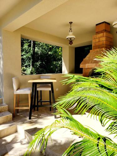 une salle à manger avec une table et une chaise dans l'établissement Villa Riviera, à Saint-Paul-de-Vence