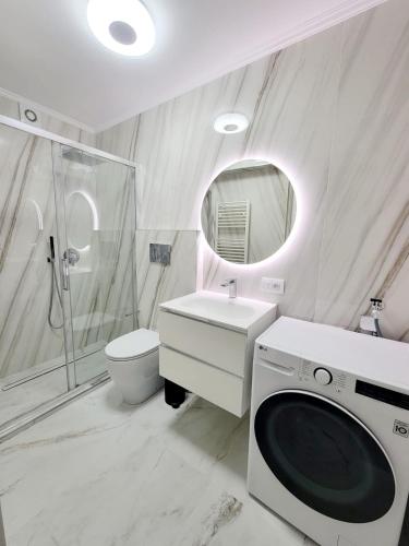 La salle de bains est pourvue d'une douche, de toilettes et d'un lavabo. dans l'établissement Villa Riviera, à Saint-Paul-de-Vence