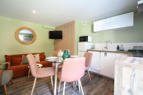 une cuisine et un salon avec une table et des chaises dans l'établissement Logement indépendant proche Saintes, à Fontcouverte