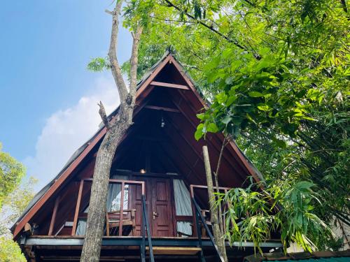 シギリヤにあるSigiriya River Side Villaの木のある森の小屋