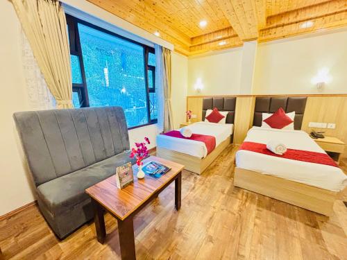 Postel nebo postele na pokoji v ubytování Kunden Fortune Resort Gangtok Near MG Marg