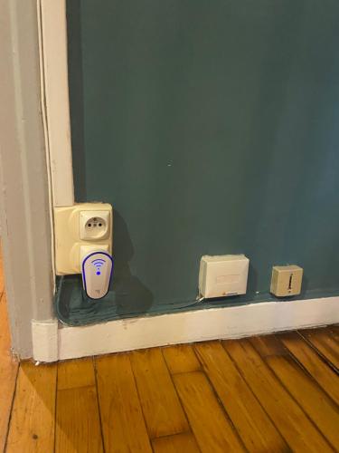 a corner of a room with a wall with two speakers at T2 dans le quartier Saint-Michel de Saint Brieuc Vue sur les toits in Saint-Brieuc