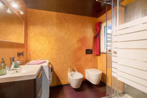 a bathroom with a toilet and a sink at Maison de la Musique in Cogne