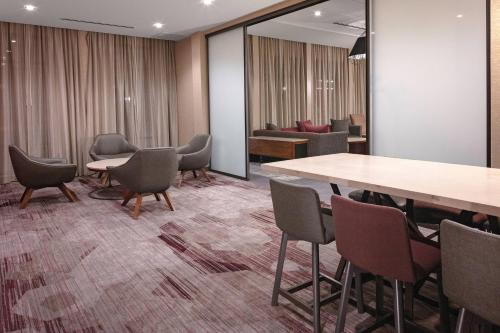 a conference room with chairs and a table and a table at Courtyard Cincinnati Mason in Mason