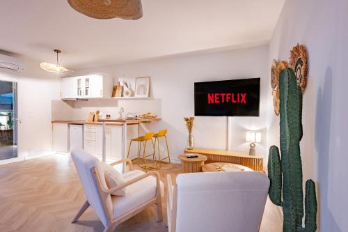 sala de estar con mesa, sillas y cactus en Suite Bali, en Suze-la-Rousse