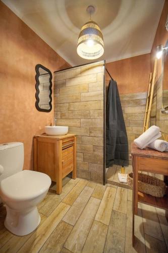 une salle de bain avec toilettes, lavabo et douche dans l'établissement Immogroom -Studio-Clim-Sea view, à Cannes