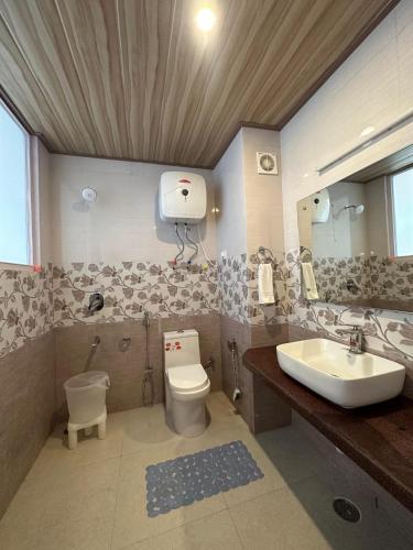 a bathroom with a toilet and a sink at S Veer Homestay Sethan in Jagatsukh