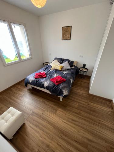 a bedroom with a bed and a wooden floor at Maison Climatisée avec piscine in Carlux