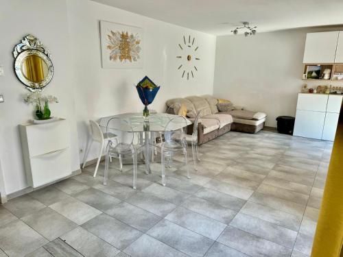 un salon avec une table en verre et un canapé dans l'établissement Appartement T4 cœur St-Giniez et parking en ss-sol, à Marseille